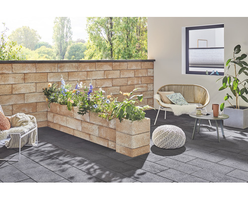 Balcon avec murs en pierres à planter, sièges et plantes