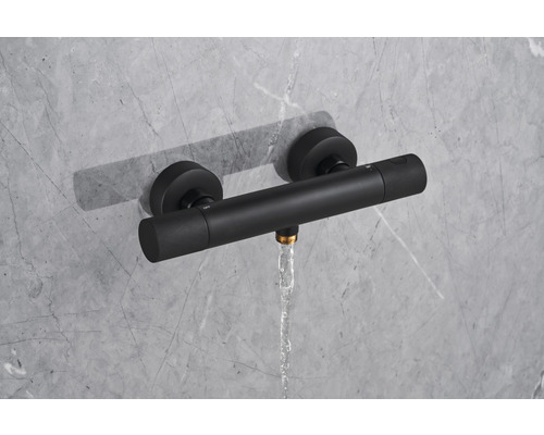 Schwarzer Duschthermostat mit Wasserfluss