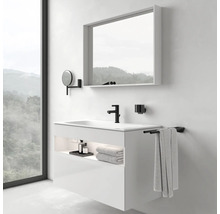 Modernes Badezimmer mit Waschbeckenunterschrank, Spiegel, Armatur und Handtuchhalter
