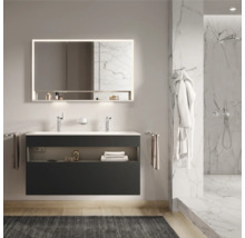 Modernes Badezimmer mit Waschtisch, beleuchtetem Spiegelschrank und begehbarer Dusche