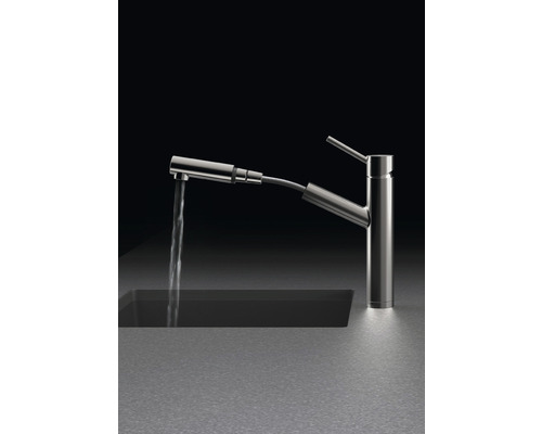 Küchenarmatur mit ausziehbarer Brause am Spültisch mit Wasser