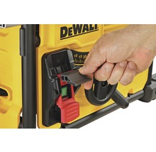 Une personne actionne l''interrupteur marche/arrêt d''une scie à table DeWalt.