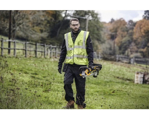 Homme avec gilet de sécurité et tronçonneuse à batterie à l''extérieur