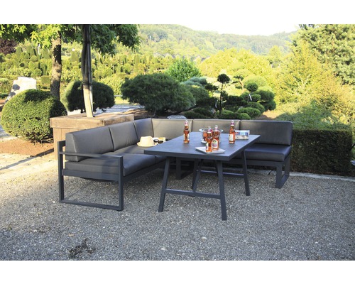 Gartenszene mit Lounge-Ecke und Tisch im Aussenbereich