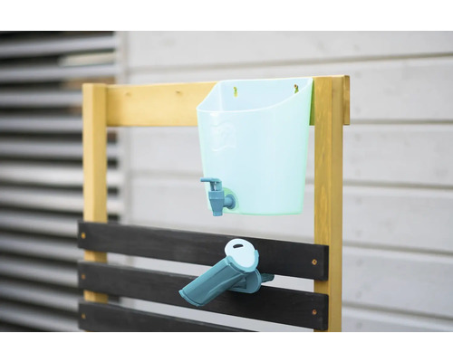 Handwaschbecken mit Wasserhahn und Seifenspender auf Holzrahmen