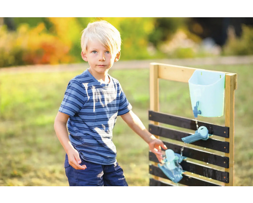 Kind spielt mit einer Wasserspielbahn aus Holz im Garten