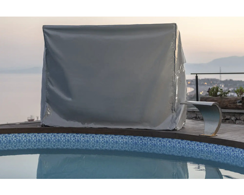 Jacuzzi recouvert à côté d''une piscine avec jet d''eau