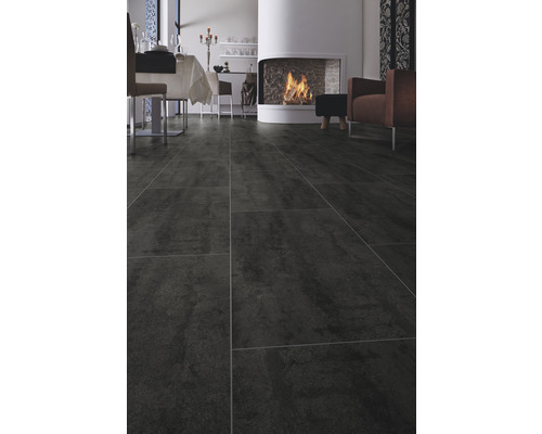 Wohnraum mit Bodenfliesen, Esstisch und Kamin