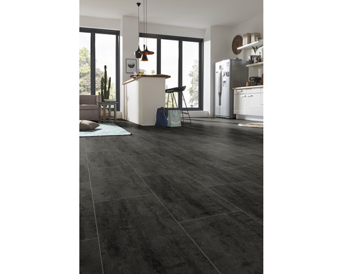 Heller Küchenraum mit dunklem Bodenbelag in Fliesenoptik