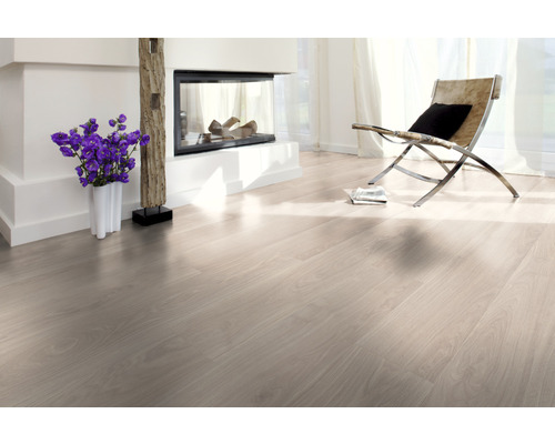 Heller Wohnraum mit Laminatboden, Kamin und Sessel