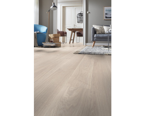 Heller Holzboden in einem Wohnzimmer mit Möbeln