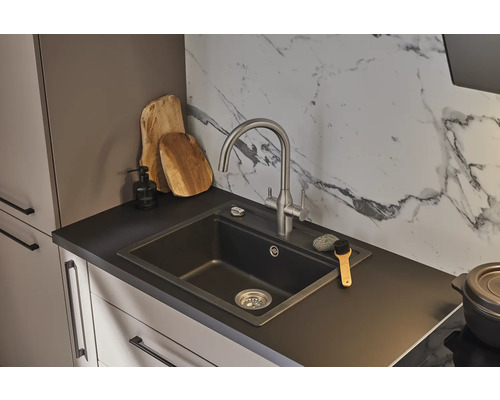 Scène de cuisine avec évier, robinet et ustensiles de cuisine sur un plan de travail foncé