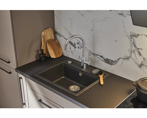 Évier de cuisine avec robinet et distributeur de savon sur un plan de travail