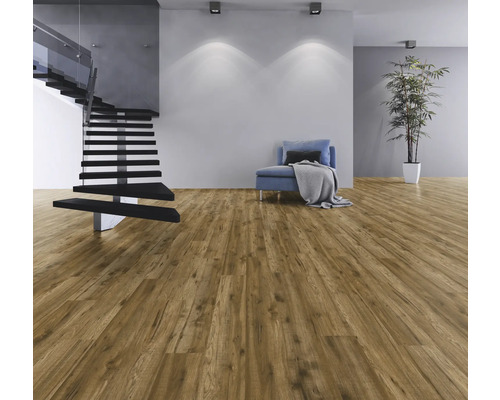 Wohnraum mit Holzfußboden, Treppe und Sitzgelegenheit