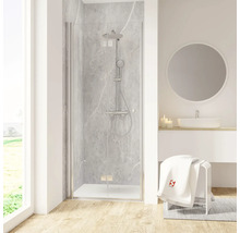 Modernes Badezimmer mit Dusche, Waschbecken, Spiegel und Hocker mit Handtuch
