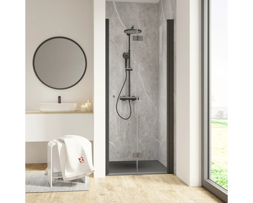 Porte de douche dans niche avec porte pivotante pliante SCHULTE Garant 2.0 ExpressPlus 90 cm couleur du profilé noir décor de vitre verre transparent avec verre antitache butée de porte à droite poignée tampon Salle de bain moderne avec cabine de douche, lavabo, miroir et tabouret