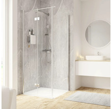 Badezimmer mit Duschkabine aus Glas, Waschtisch und Spiegel