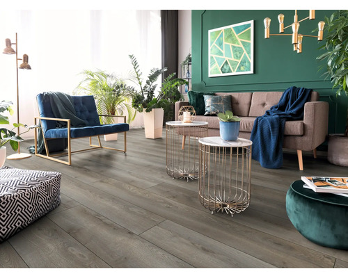 Wohnzimmer mit Laminatboden in Holzoptik, Sofa, Sessel und Beistelltischen