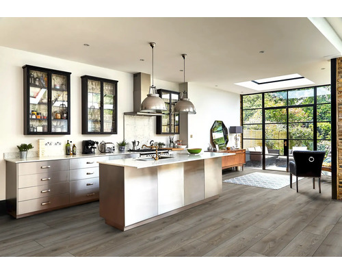 Helle Küche mit Kücheninsel, Schränken, Regalen und Laminatboden.