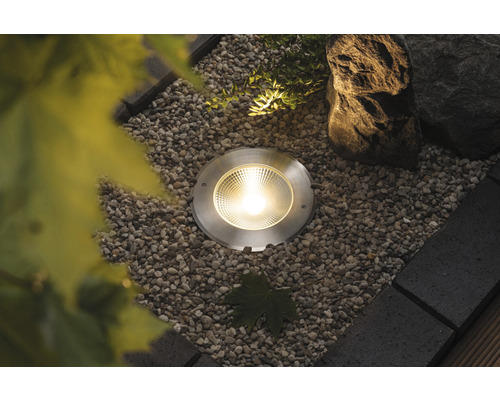 Bodeneinbaustrahler in einem Garten mit Steinen und Pflanzen