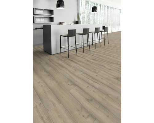 Heller Laminatboden in Holzoptik in modernem Küchenbereich mit Barhockern.