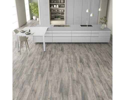 Heller Küchenraum mit Holzboden und weißer Küchenzeile