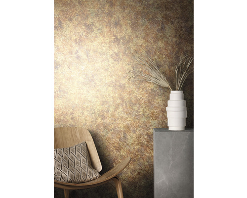 Pièce décorative avec un papier peint à motifs, une chaise avec un coussin et un vase sur un socle.