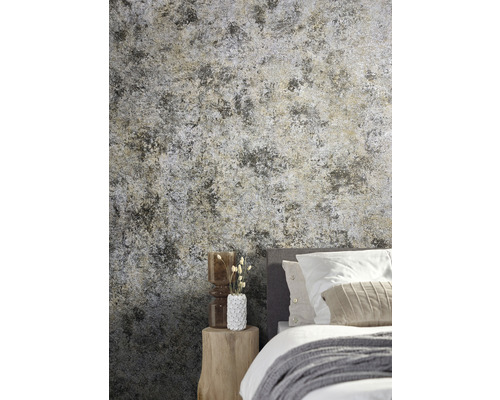 Chambre à coucher avec papier peint à motifs et table de chevet