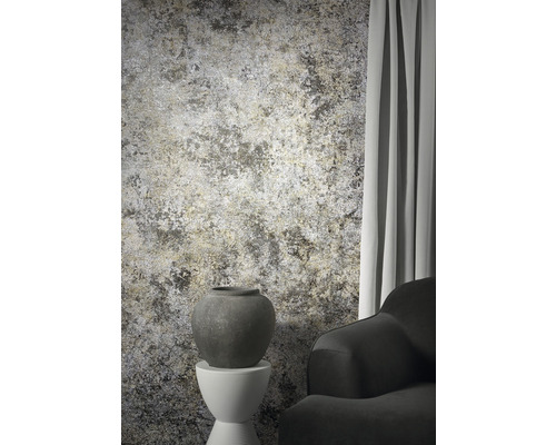 Intérieur décoratif avec papier peint à motifs, vase sur un piédestal et un fauteuil