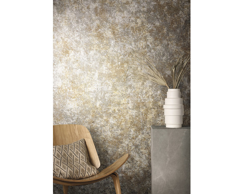 Intérieur décoratif avec chaise, coussin, vase et design mural abstrait