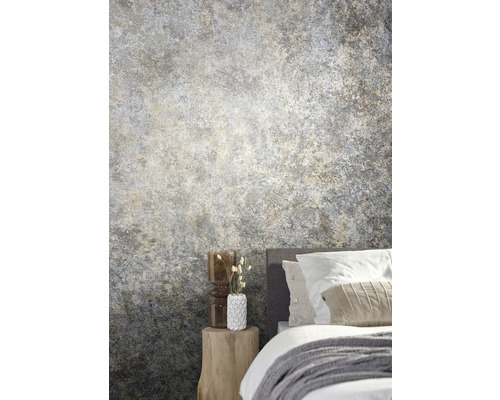 Chambre avec papier peint structuré imitation pierre, table de chevet et lit