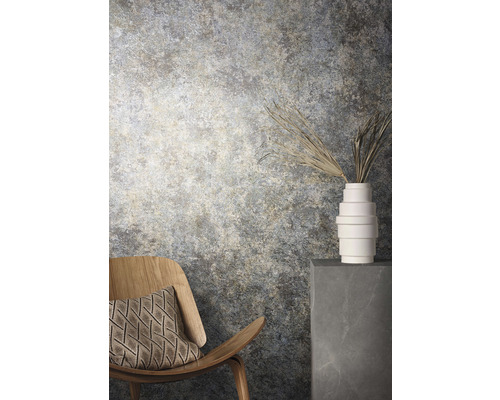 Intérieur décoratif avec chaise, coussin, vase à fleurs et mur à motifs