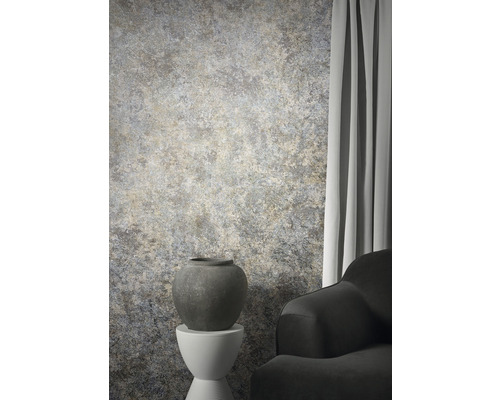 Vue d''une pièce avec papier peint à motifs, vase et fauteuil