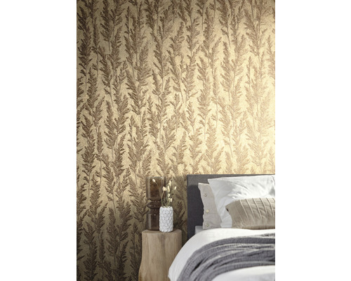 Chambre à coucher avec papier peint à motifs et table de chevet