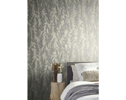 Chambre à coucher avec papier peint à motifs avec motif de feuilles