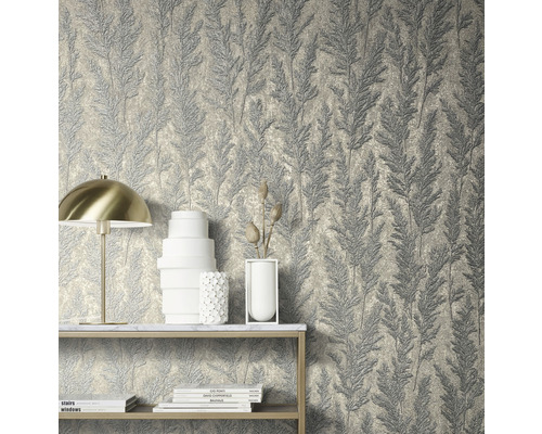 Pièce décorative avec un papier peint à motif végétal.