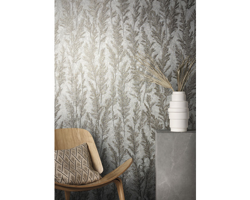 Scène avec papier peint à motifs, chaise en bois et vase décoratif