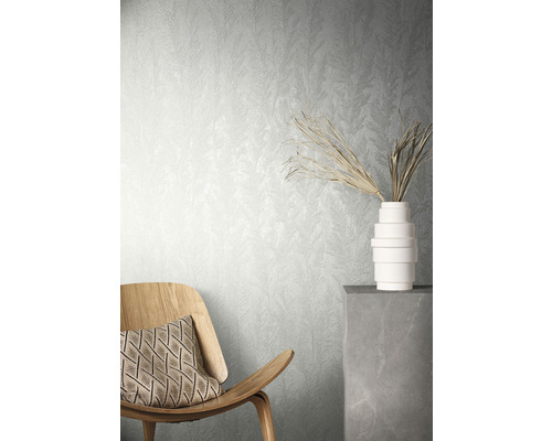 Scène avec papier peint à motifs, chaise en bois et vase décoratif