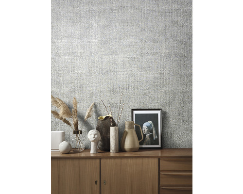 Heller Raum mit Textiltapete, Kommode und Dekorationen