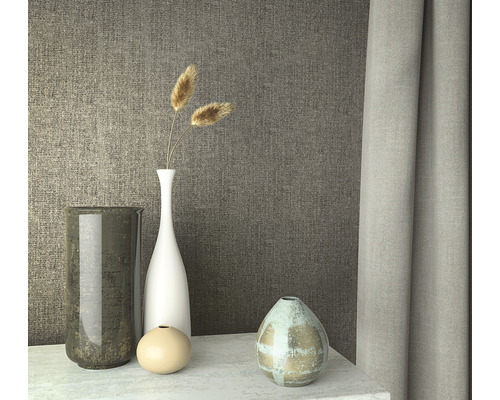 Dekoratives Stillleben mit Vasen und Vorhang vor einer strukturierten Wand