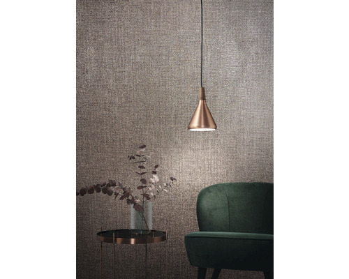 Dekoratives Zimmer mit Pendelleuchte, Vase mit Blumen und Sessel