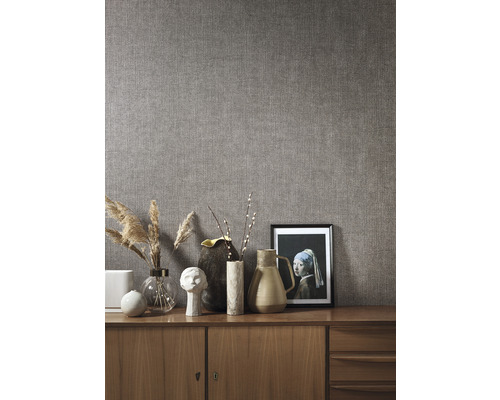 Raumansicht mit Textiltapete und Dekoration