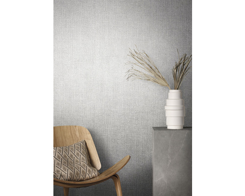 Wohnraum mit Textiltapete, Stuhl und Dekoration