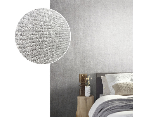 Schlafzimmer mit grauer Struktur Tapete und vergrößerter Detailansicht der Tapetenoberfläche.