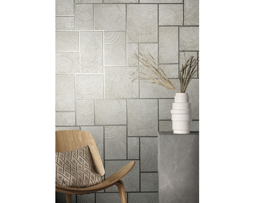 Wohnraumgestaltung mit Holzmuster-Tapete, Holzstuhl und Dekoration