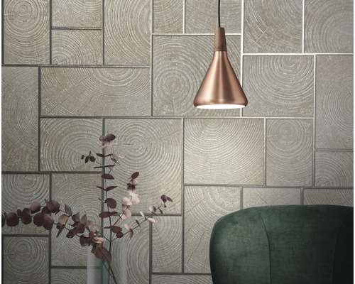 Wand mit Holzdesign, Pendelleuchte und Stuhl