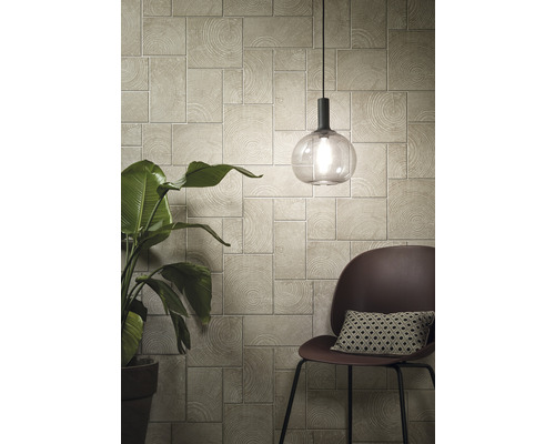 Wohnraum mit Wandpaneelen in Holzoptik, Lampe und Stuhl mit Kissen.