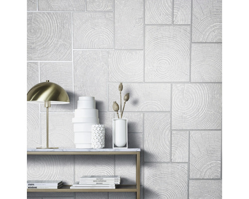 Salon avec papier peint imitation bois, lampe de table et décoration