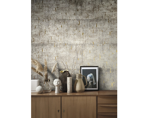 Gros plan d''un mur avec papier peint béton gris et accents dorés
