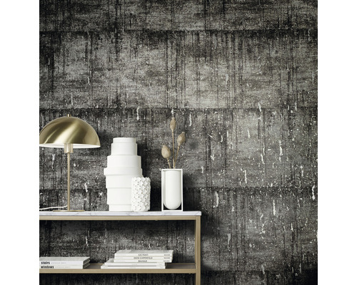 Décoration murale avec un papier peint structuré aspect pierre derrière une table avec des décorations.